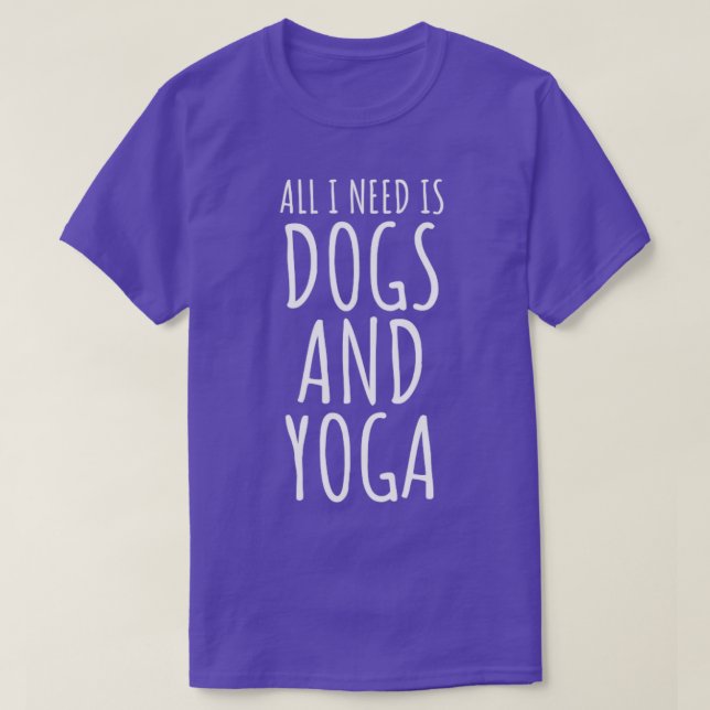 Allt jag behöver är Hundar och Yoga T Shirt (Design framsida)