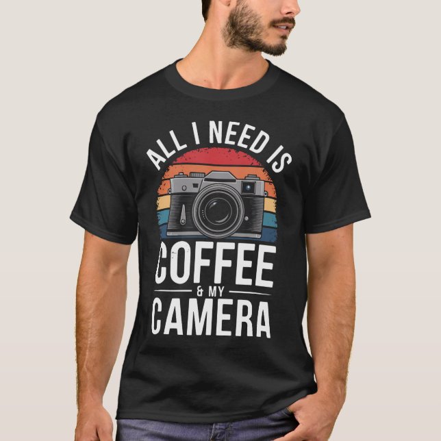 Allt jag behöver är kaffe min kamera t shirt (Framsida)