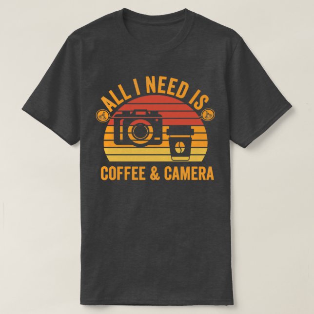 Allt jag behöver är kaffe och kamera t shirt (Design framsida)
