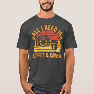 Allt jag behöver är kaffe och kamera t shirt