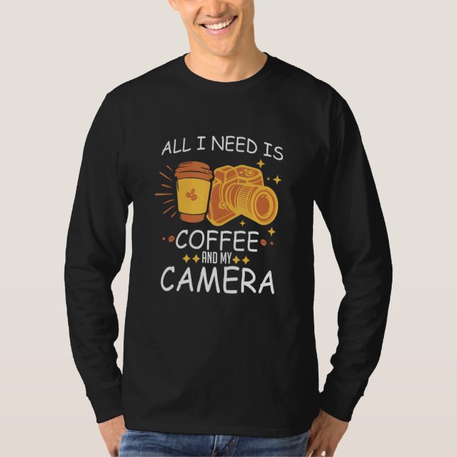 Allt jag behöver är kaffe och kameramotografi D T Shirt (Framsida)