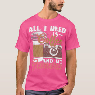 Allt jag behöver är kaffe och min Camera-gåva för T Shirt