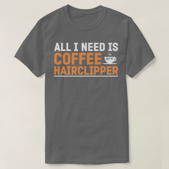 Allt jag behöver är kaffe och min hårklippare är l t shirt (Design framsida)