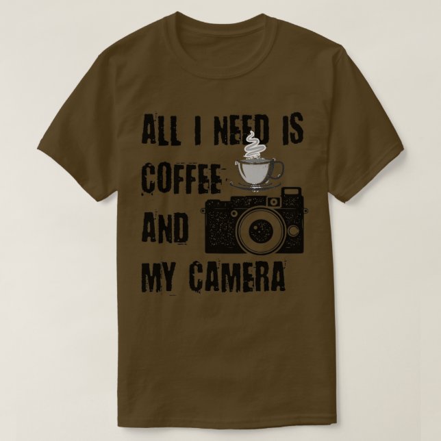 Allt jag behöver är kaffe och min kamera (18)  t shirt (Design framsida)