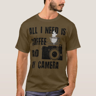 Allt jag behöver är kaffe och min kamera (18) t shirt