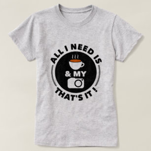 Allt jag behöver är kaffe och min kamera   Funny T Shirt