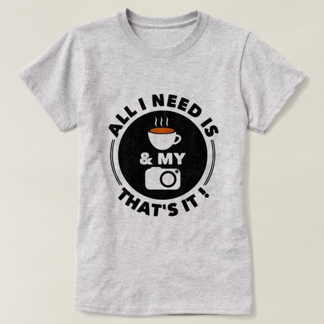 Allt jag behöver är kaffe och min kamera | Funny T Shirt (Design framsida)