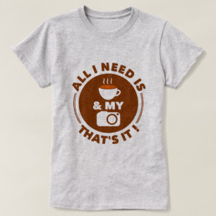 Allt jag behöver är kaffe och min kamera Funny T Shirt