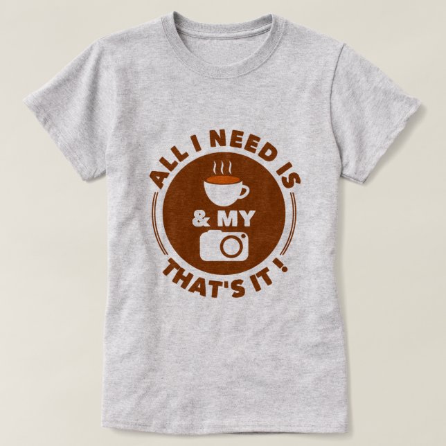 Allt jag behöver är kaffe och min kamera | Funny T Shirt (Design framsida)