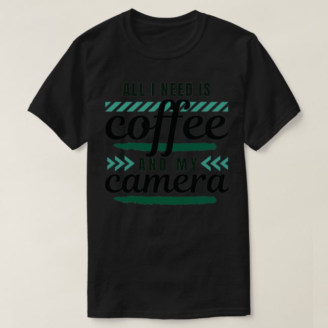 Allt jag behöver är kaffe och min kamera invertera t shirt (Design framsida)