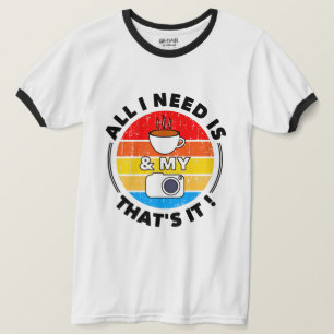 Allt jag behöver är kaffe och min kamera Lustigt T Shirt