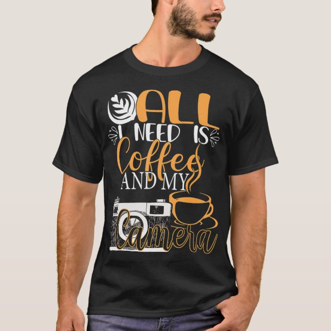 Allt jag behöver är kaffe och min kamera-själ-fo. t shirt (Framsida)