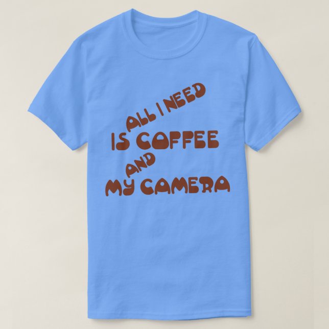 Allt jag behöver är kaffe och min kamera t shirt (Design framsida)