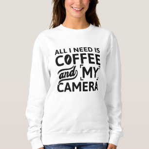 Allt jag behöver är kaffe och min kamera t shirt