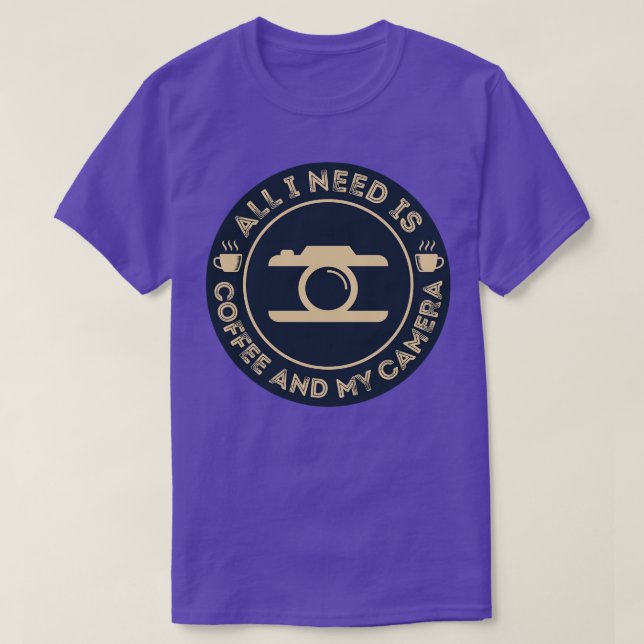 Allt jag behöver är kaffe och min kamera T Shirt (Design framsida)