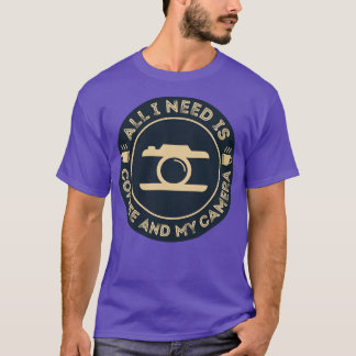 Allt jag behöver är kaffe och min kamera T Shirt