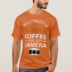 Allt jag behöver är kaffe och min kamera T Shirt