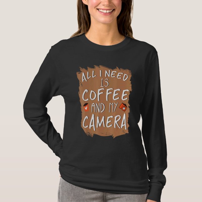 Allt jag behöver är kaffe och min kamera t shirt (Framsida)