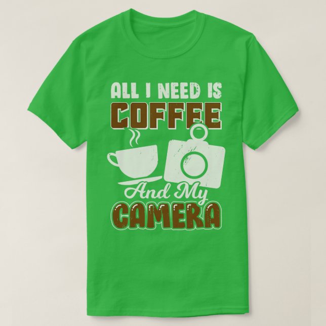 Allt jag behöver är kaffe och min kamera t shirt (Design framsida)