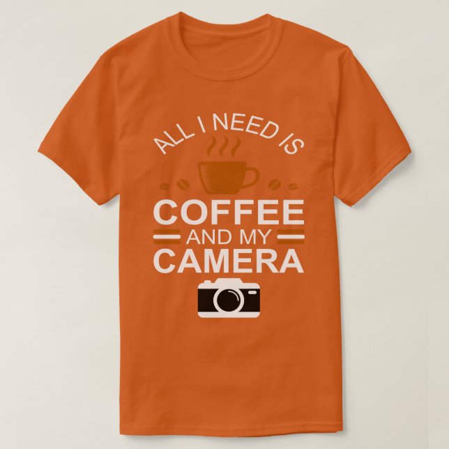 Allt jag behöver är kaffe och min kamera T T Shirt (Design framsida)