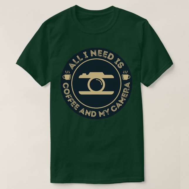 Allt jag behöver är kaffe och min kamera T T Shirt (Design framsida)