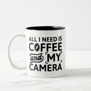 Allt jag behöver är kaffe och min kamera Två-Tonad mugg