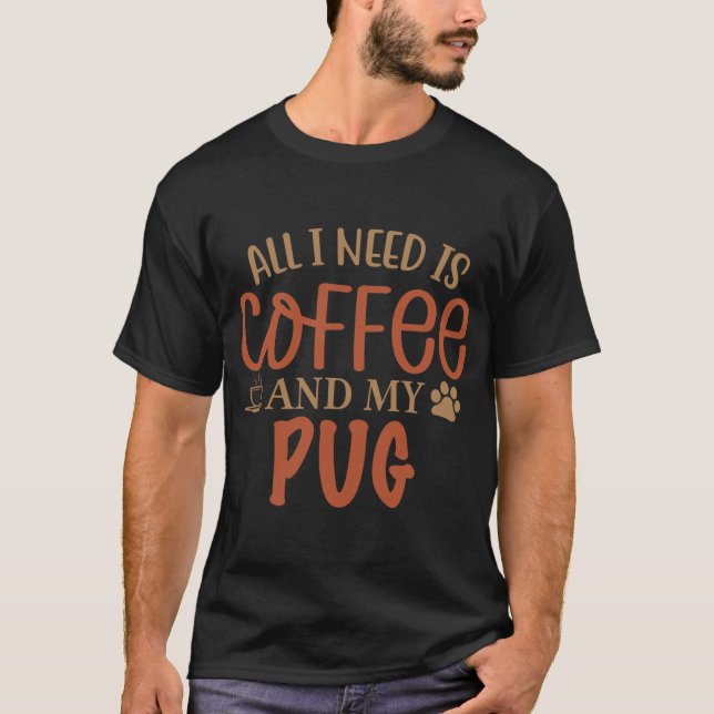 Allt jag behöver är kaffe och min mops - Hund T Shirt (Framsida)