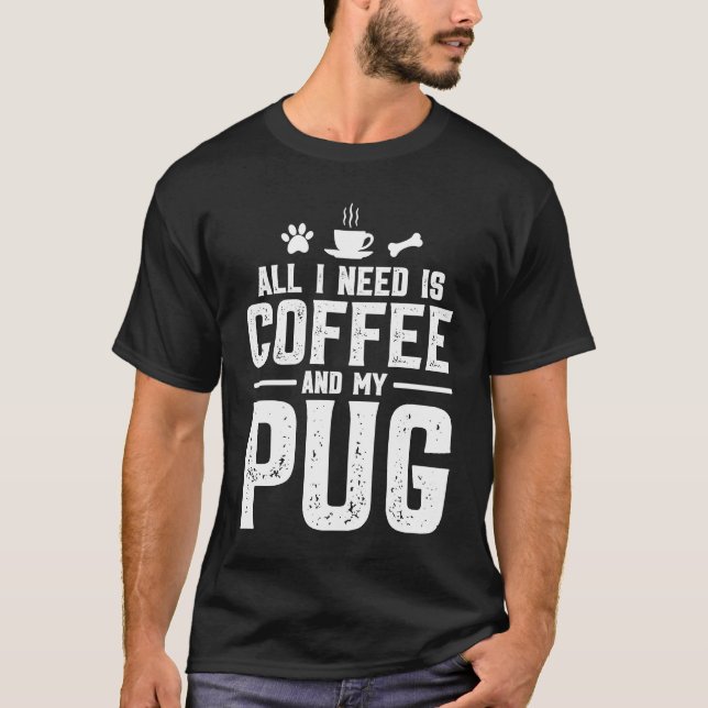 Allt jag behöver är kaffe och min mops t shirt (Framsida)