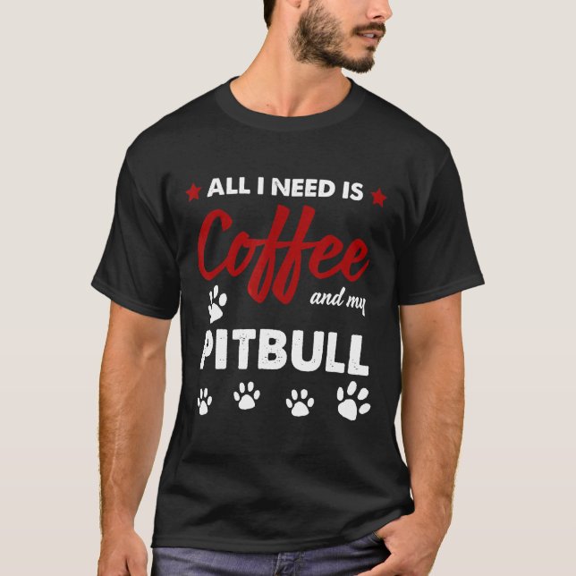 Allt jag behöver är kaffe och min Pitbull T Shirt (Framsida)