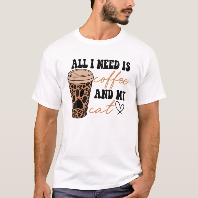 Allt jag behöver är kaffe och mitt katt leopard Ca T Shirt (Framsida)