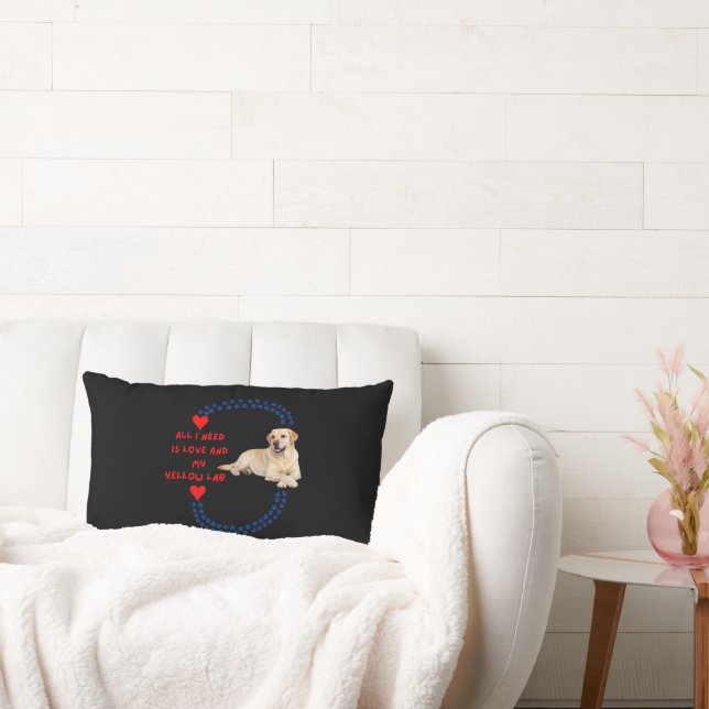 Allt jag behöver är KÄRLEK och en gul labrador kud Lumbarkudde (Soffa)