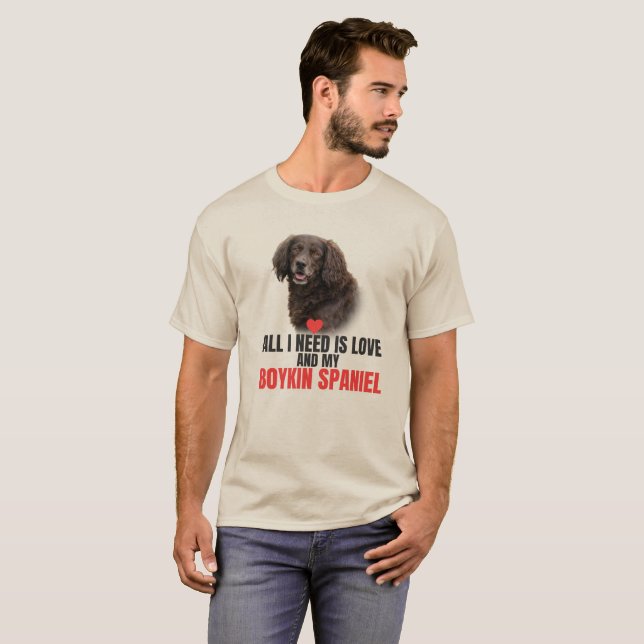 Allt jag behöver är kärlek och min Boykin Spaniel  T Shirt (Hel framsida)