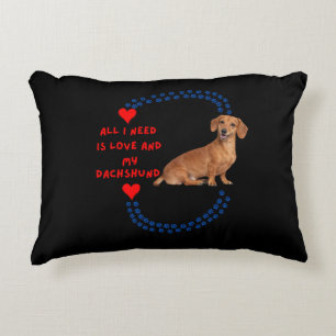 Allt jag behöver är kärlek och min dachshund - acc prydnadskudde