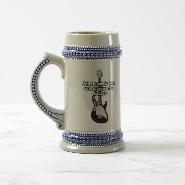 Allt jag behöver är kärlek och spela gitarren. vin sejdel (Vänster)