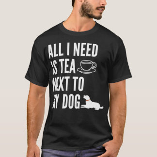 Allt jag behöver är te bredvid min hund 7 t shirt