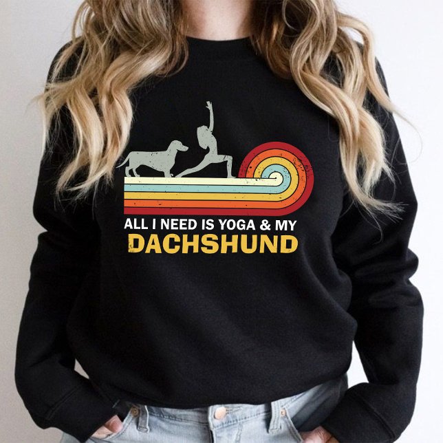 Allt jag behöver är Yoga och min Dachshund lustiga T Shirt (All I Need Is Yoga and My Dachshund funny vintage)