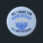 Allt jag vill ha för Hanukkah är en ny president Knapp<br><div class="desc">Allt jag vill ha för Hanukkah är en ny POTUS. En ny president skulle vara en underbar gåva till denna judiska person. En coola Trump finns för en jude som vill träffa Donald Trump. Behåll med den här coolan blå menorah-knappen.</div>