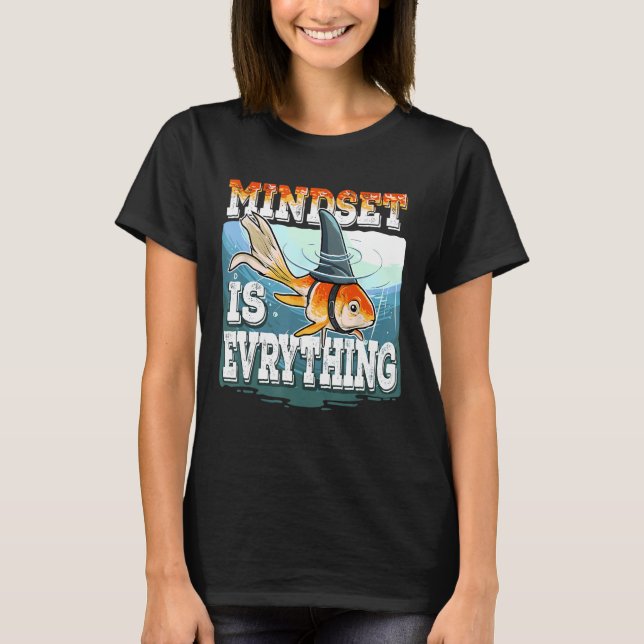 Allt Mindset Goldfish Shark Fin inspirationa T Shirt (Framsida)