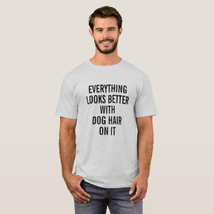 ALLT SER BÄTTRE UT MED HUND HAIR PÅ DET TEE SHIRT