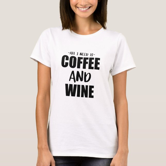 Allt som jag behöver, är kaffe och vin tee shirt (Framsida)