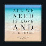 Allt vi behöver är Kärlek och Beach Wedding. Magnet<br><div class="desc">Vackra bröllop på stranden gynnar magneter med ordspråket "Allt vi behöver är kärlek och stranden". Anpassad med datum för namn och bröllop.</div>