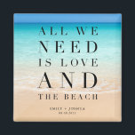 Allt vi behöver är Kärlek och Beach Wedding. Magnet<br><div class="desc">Vackra bröllop på stranden gynnar magneter med ordspråket "Allt vi behöver är kärlek och stranden". Anpassad med datum för namn och bröllop.</div>