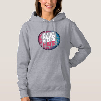 'ALLT VI BEHÖVER ÄR MINDRE HAT' T-Shirt