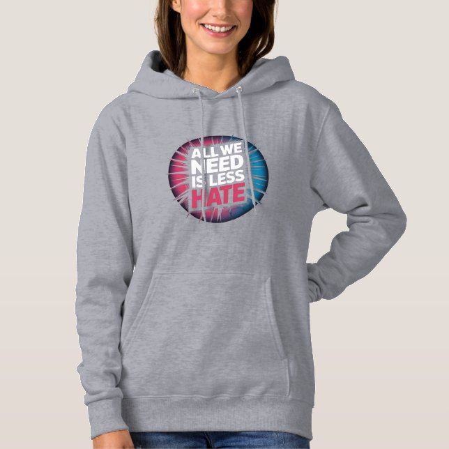 'ALLT VI BEHÖVER ÄR MINDRE HAT' T-Shirt (Framsida)
