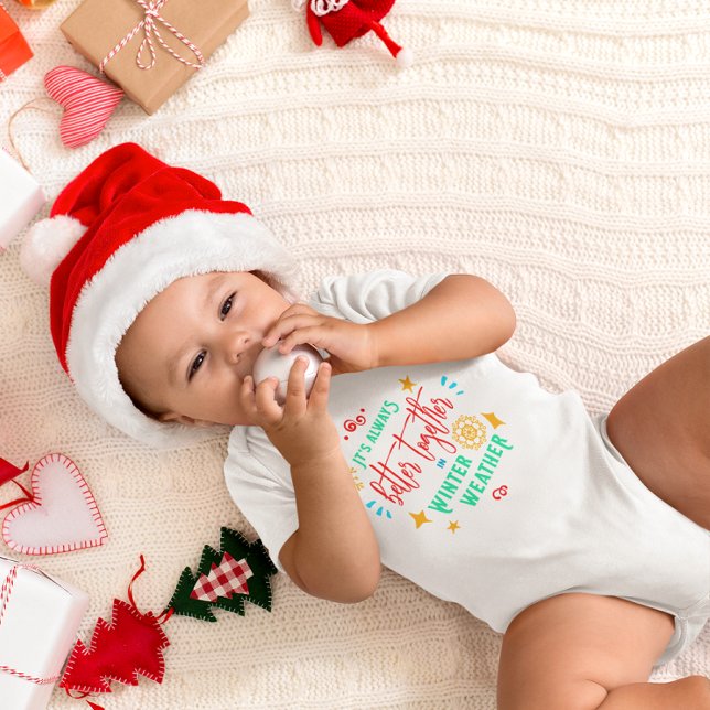 Alltid bättre tillsammans i vintervädret Jul T Shirt (Always Better Together in Winter Weather Christmas Baby Bodysuit)