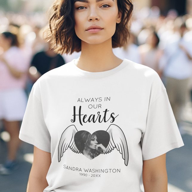 Alltid i våra hjärtan | Angel Vinge | Fotominnesmä T Shirt (Skapare uppladdad)