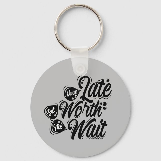 Alltid sen, men värd att vänta, svart design. nyckelring (Framsida)