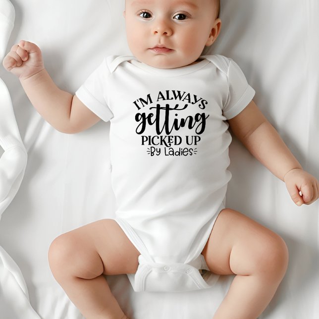 "Alltid Upphämtad av Damer" Babybodysuit T Shirt (Skapare uppladdad)