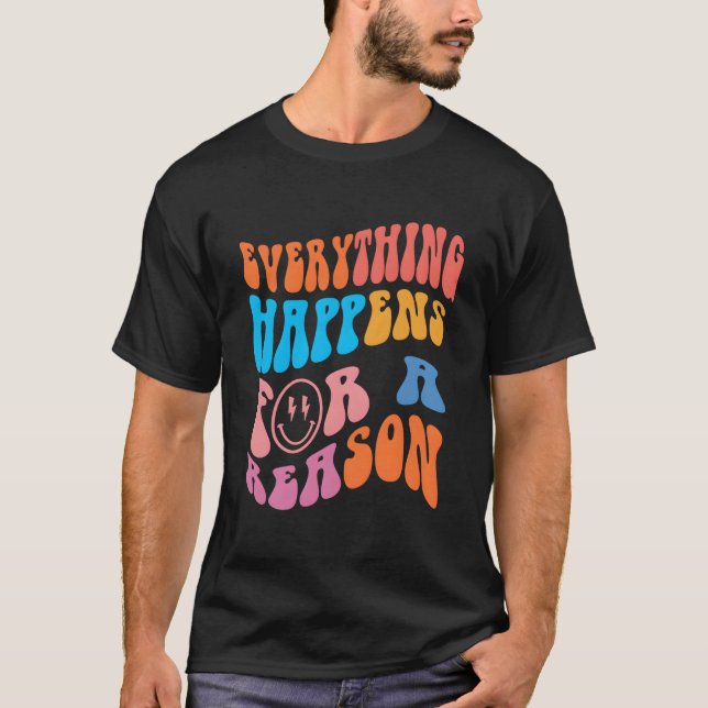 Allting Händer Av En Anledning Färgrik Preppy T Shirt (Framsida)