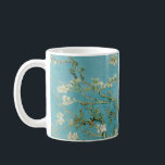 Almond Blommars av Vincent van Gogh Kaffemugg<br><div class="desc">Almond Blommars från är en grupp av flera målningar som gjordes 1888 och 1890 av Vincent van Gogh i Arles och Saint-Rémy, Södra Frankriket av blommande mandel träd. Blommar träd var speciellt för Van Gogh. De representerade uppvaknande och hopp. Han njöt dem estetiskt och fann glädje i att måla blommar...</div>